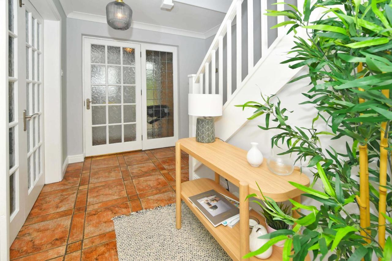 The Glade By Yourstays Huge Single Detached Holiday Home With Big Garden Newcastle-under-Lyme Extérieur photo