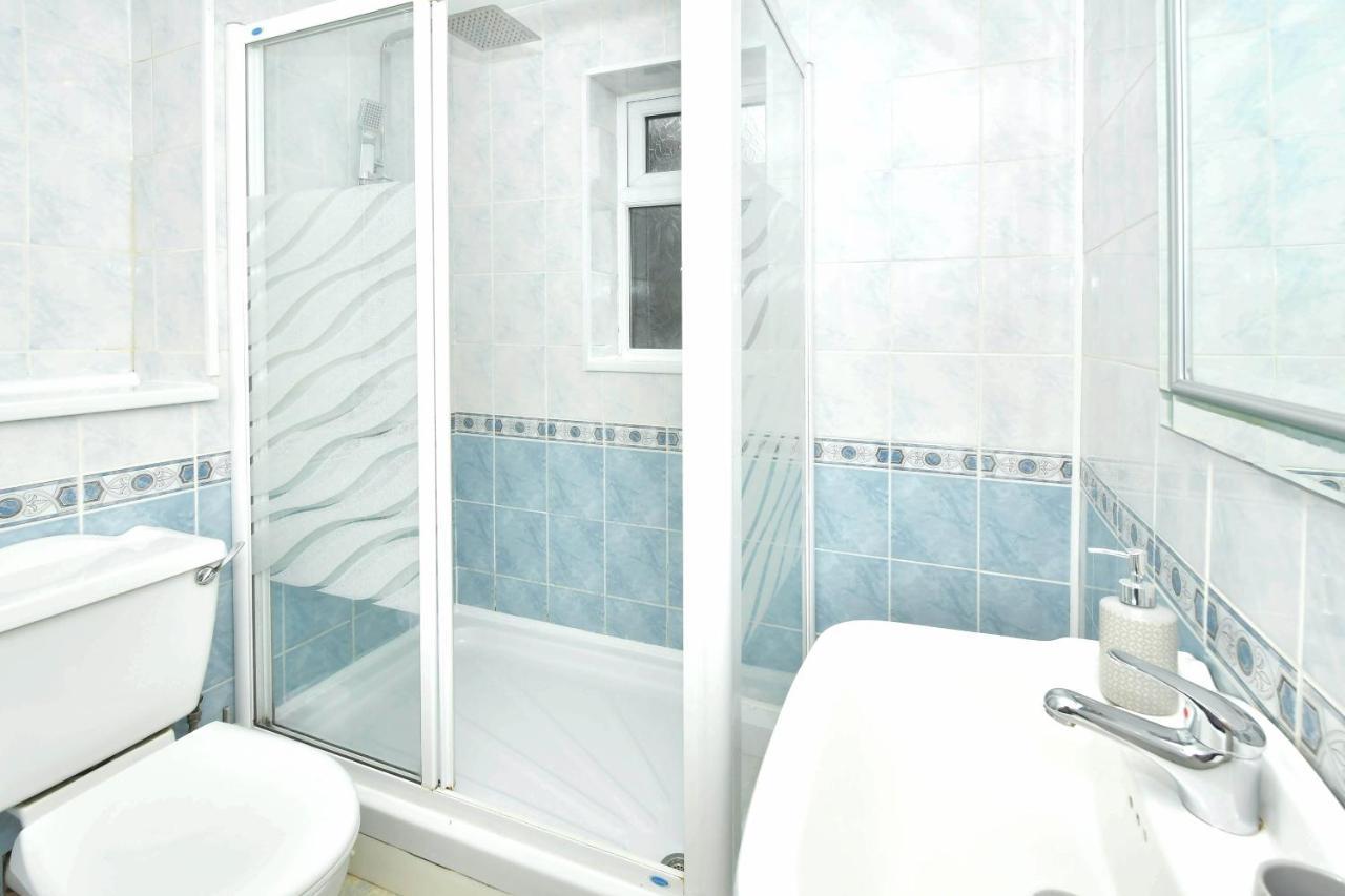 The Glade By Yourstays Huge Single Detached Holiday Home With Big Garden Newcastle-under-Lyme Extérieur photo