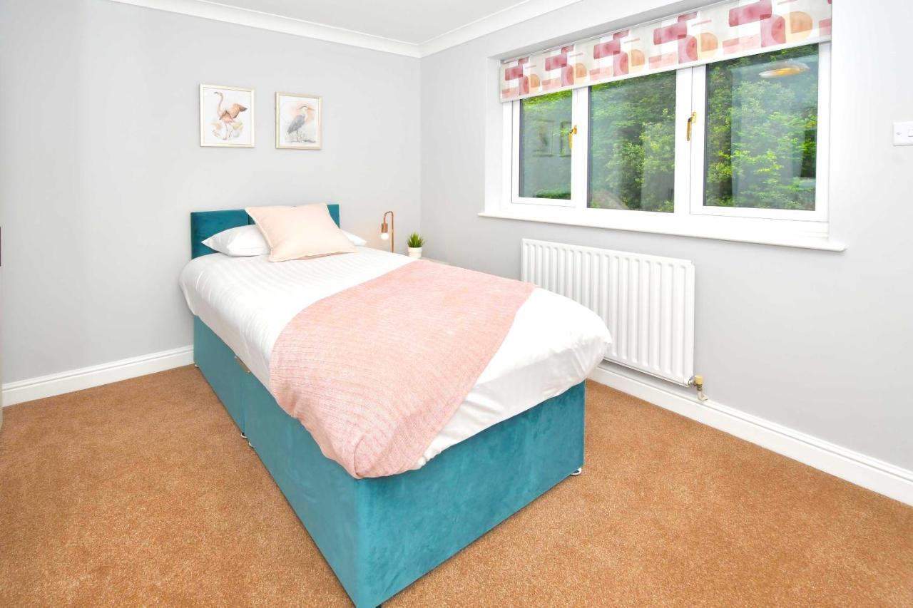 The Glade By Yourstays Huge Single Detached Holiday Home With Big Garden Newcastle-under-Lyme Extérieur photo