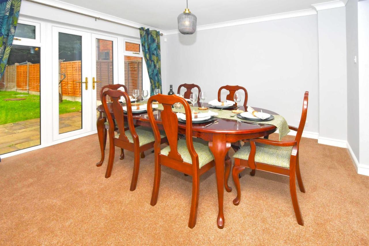 The Glade By Yourstays Huge Single Detached Holiday Home With Big Garden Newcastle-under-Lyme Extérieur photo