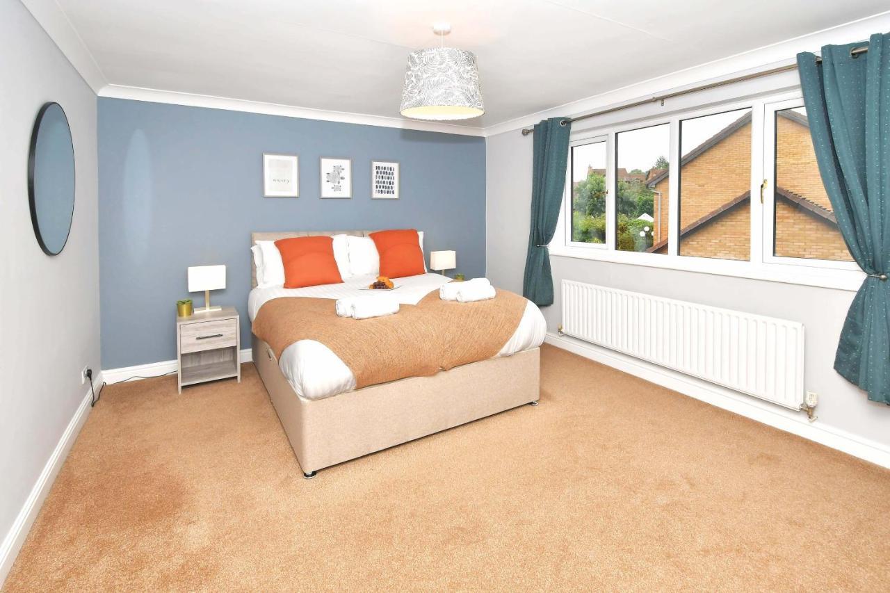 The Glade By Yourstays Huge Single Detached Holiday Home With Big Garden Newcastle-under-Lyme Extérieur photo