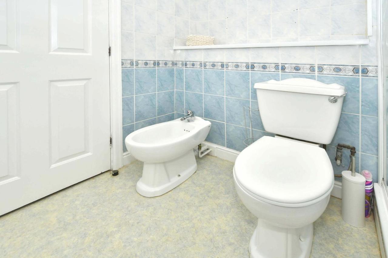 The Glade By Yourstays Huge Single Detached Holiday Home With Big Garden Newcastle-under-Lyme Extérieur photo