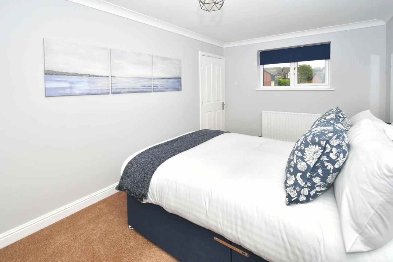 The Glade By Yourstays Huge Single Detached Holiday Home With Big Garden Newcastle-under-Lyme Extérieur photo