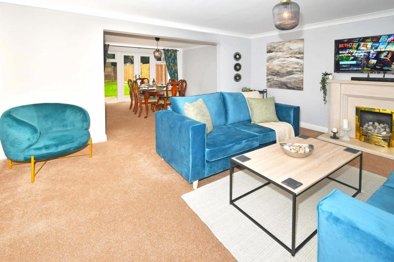 The Glade By Yourstays Huge Single Detached Holiday Home With Big Garden Newcastle-under-Lyme Extérieur photo