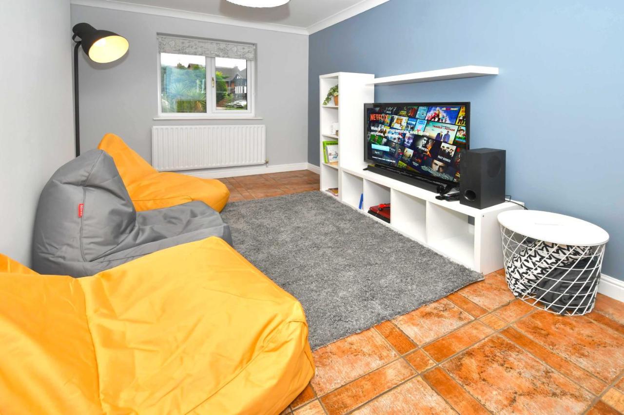 The Glade By Yourstays Huge Single Detached Holiday Home With Big Garden Newcastle-under-Lyme Extérieur photo