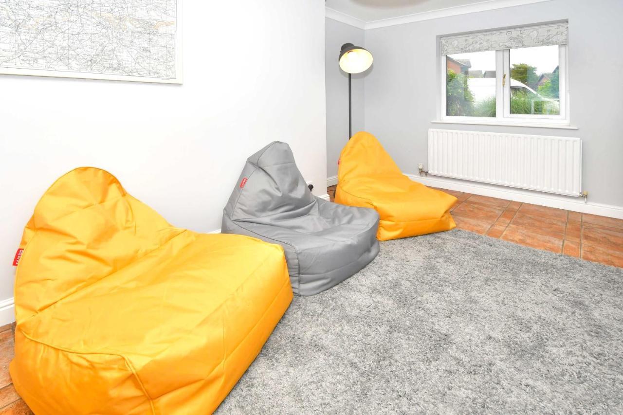The Glade By Yourstays Huge Single Detached Holiday Home With Big Garden Newcastle-under-Lyme Extérieur photo
