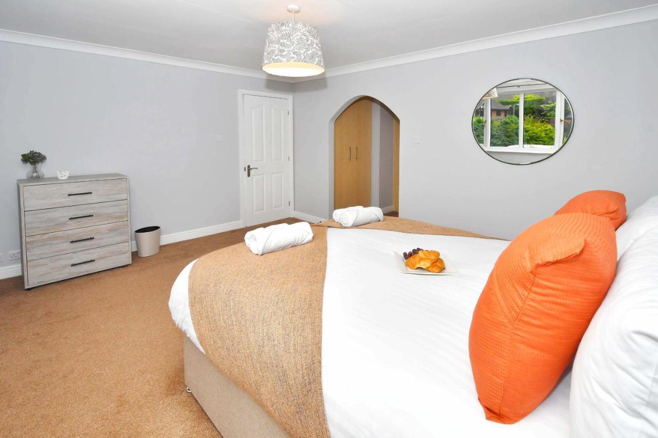 The Glade By Yourstays Huge Single Detached Holiday Home With Big Garden Newcastle-under-Lyme Extérieur photo