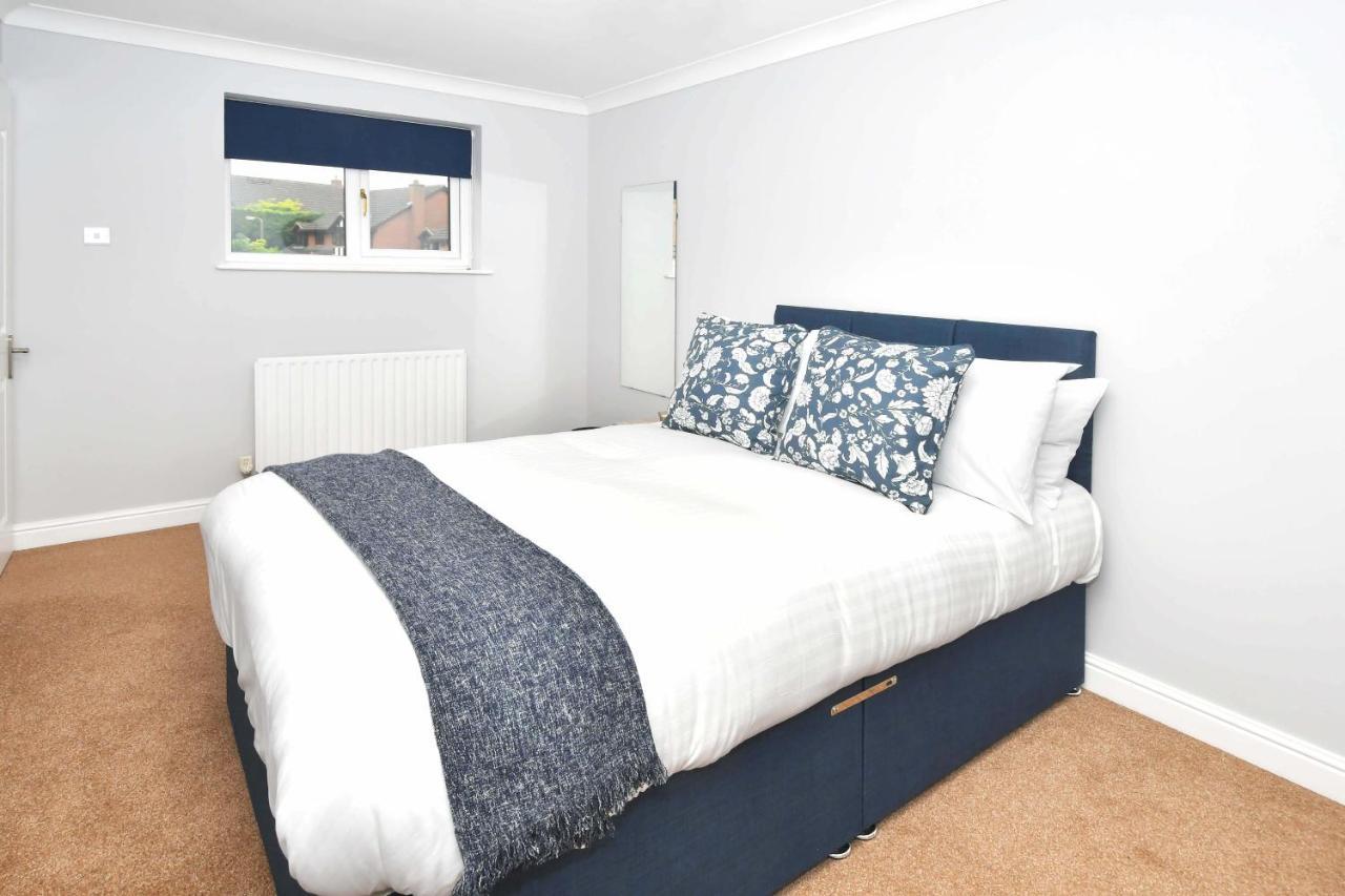 The Glade By Yourstays Huge Single Detached Holiday Home With Big Garden Newcastle-under-Lyme Extérieur photo