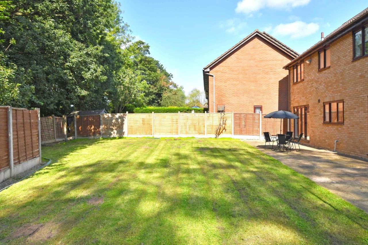 The Glade By Yourstays Huge Single Detached Holiday Home With Big Garden Newcastle-under-Lyme Extérieur photo
