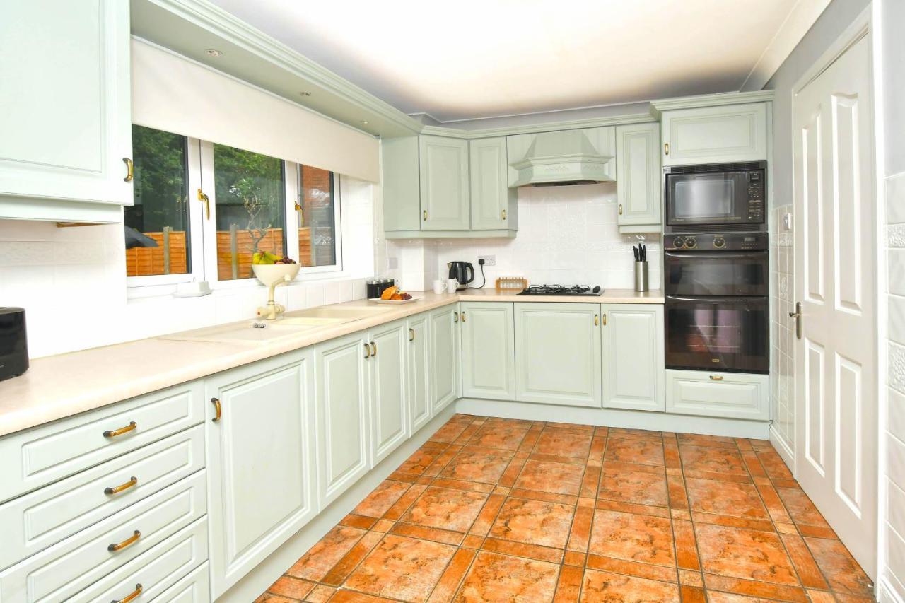 The Glade By Yourstays Huge Single Detached Holiday Home With Big Garden Newcastle-under-Lyme Extérieur photo