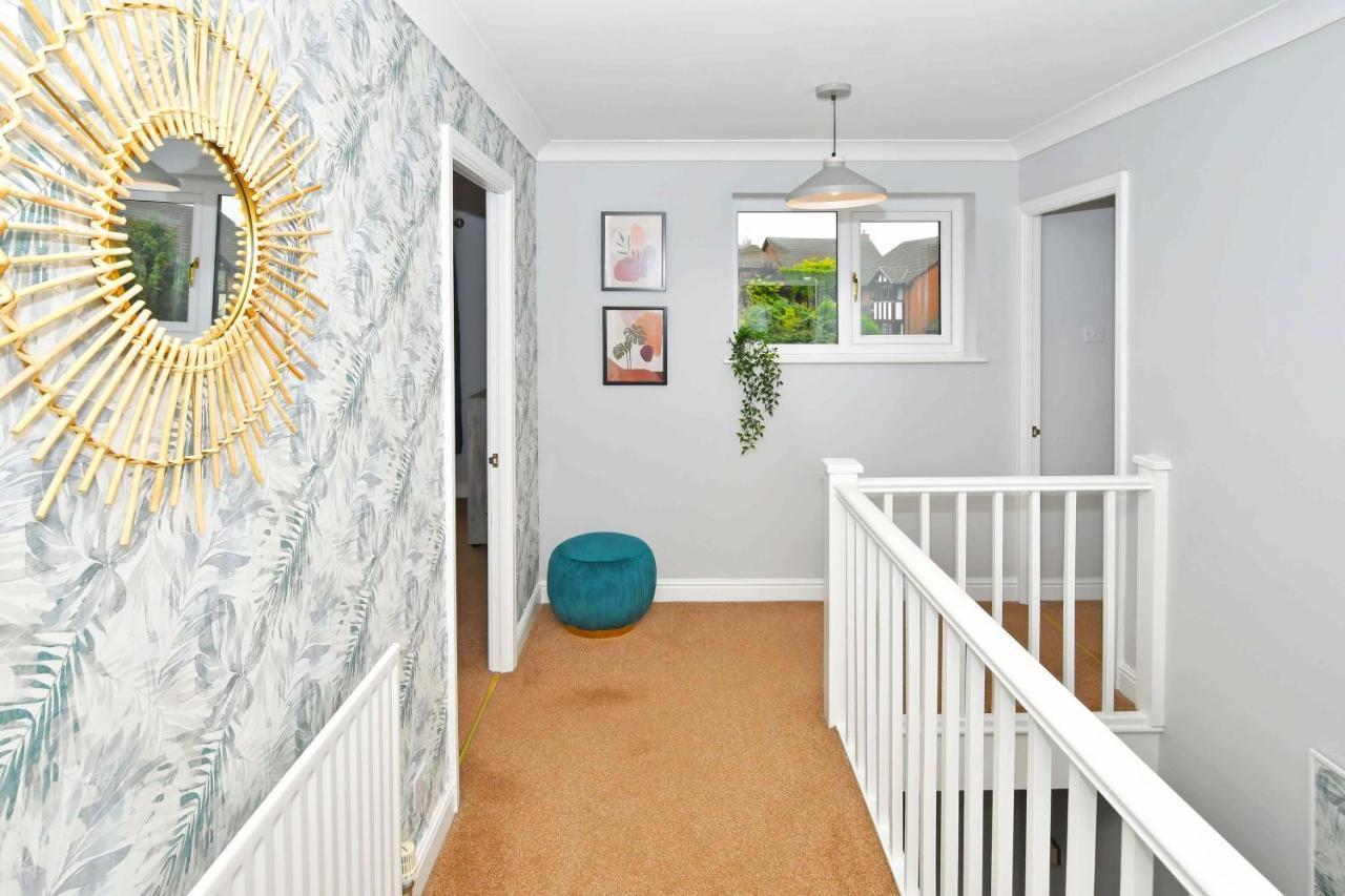 The Glade By Yourstays Huge Single Detached Holiday Home With Big Garden Newcastle-under-Lyme Extérieur photo