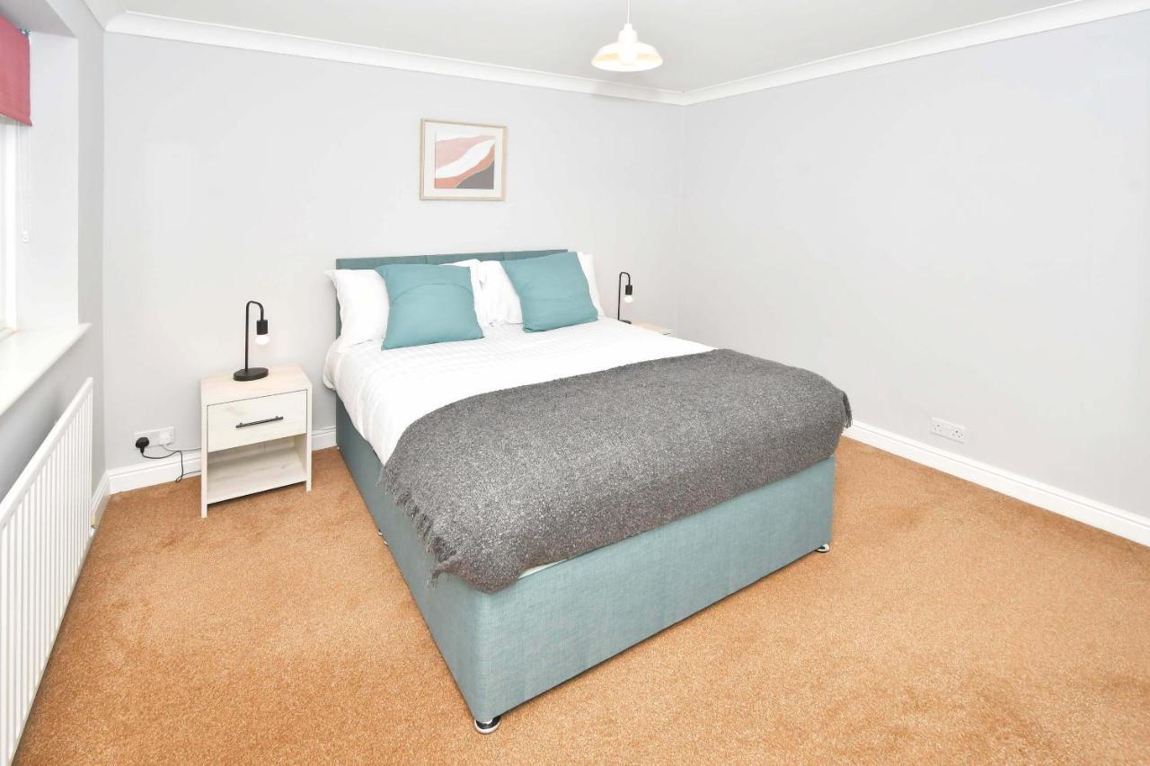 The Glade By Yourstays Huge Single Detached Holiday Home With Big Garden Newcastle-under-Lyme Extérieur photo
