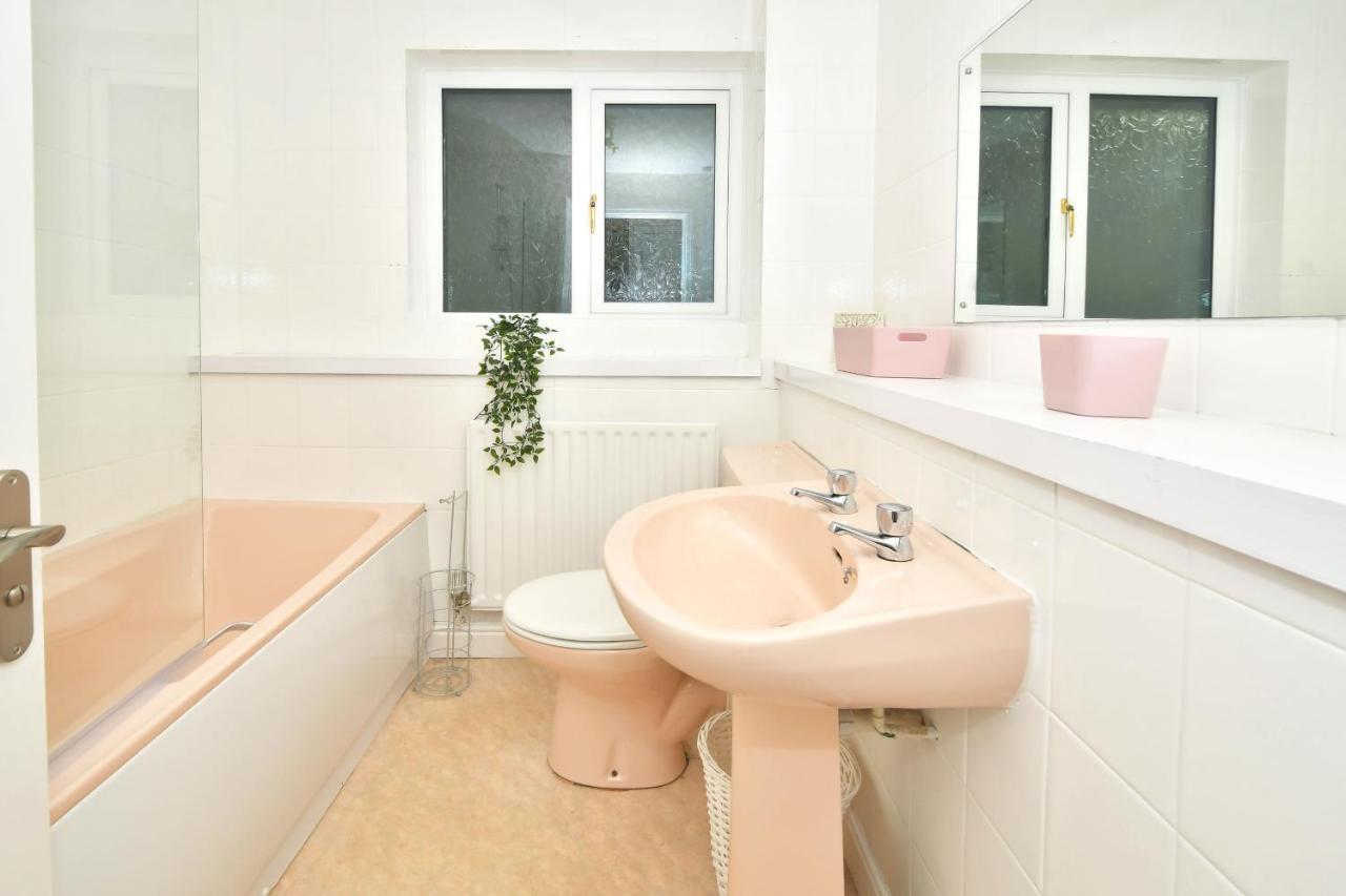 The Glade By Yourstays Huge Single Detached Holiday Home With Big Garden Newcastle-under-Lyme Extérieur photo