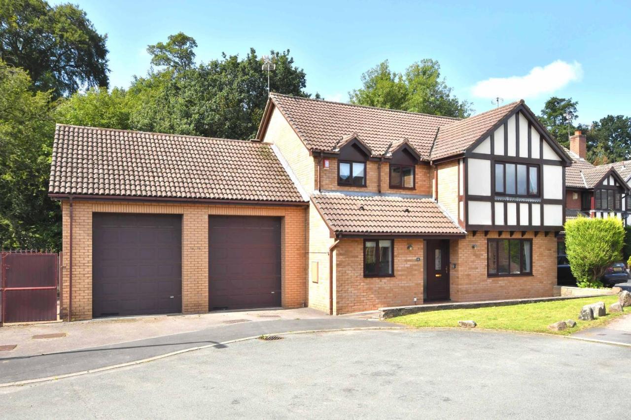 The Glade By Yourstays Huge Single Detached Holiday Home With Big Garden Newcastle-under-Lyme Extérieur photo
