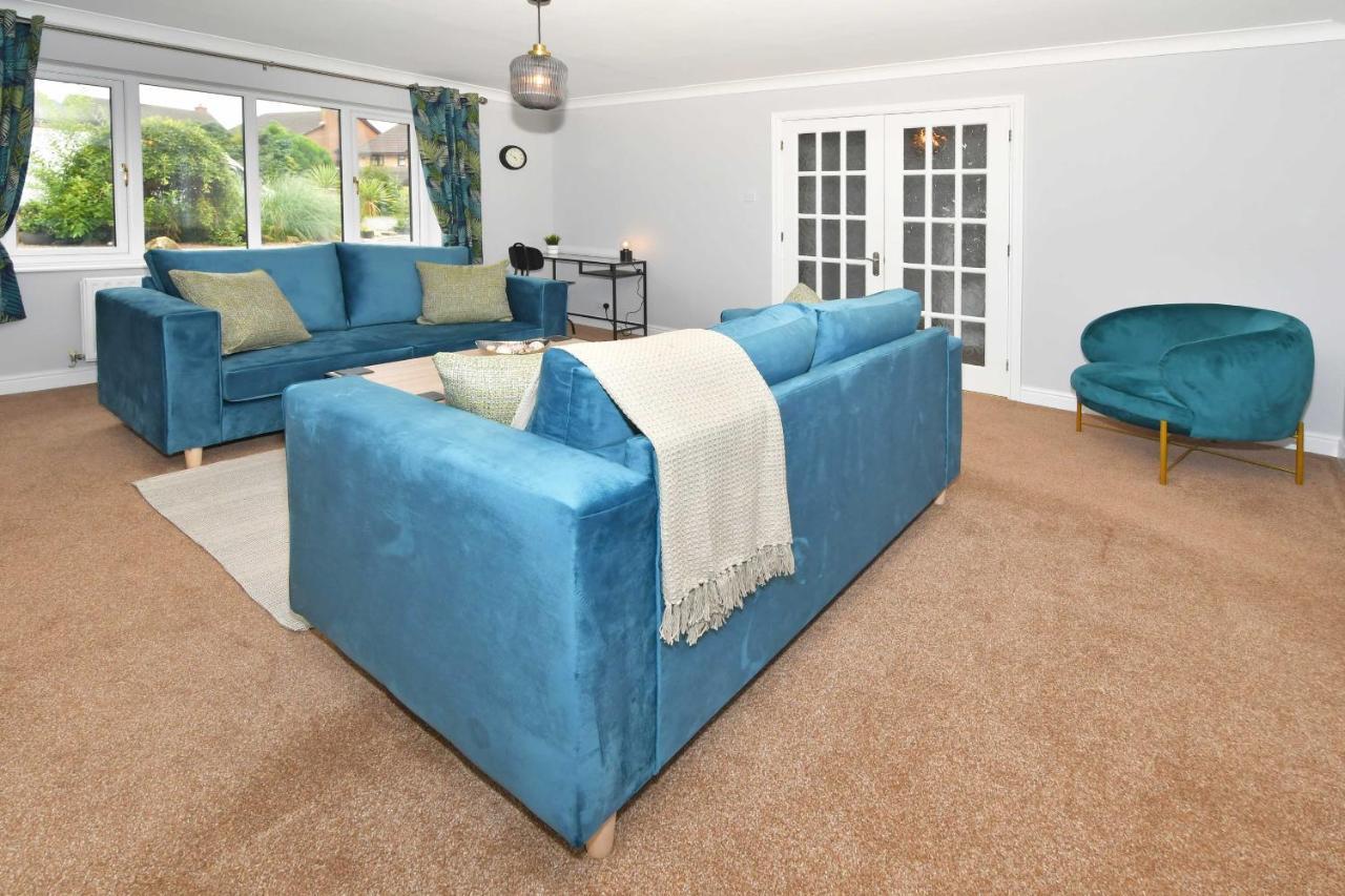 The Glade By Yourstays Huge Single Detached Holiday Home With Big Garden Newcastle-under-Lyme Extérieur photo