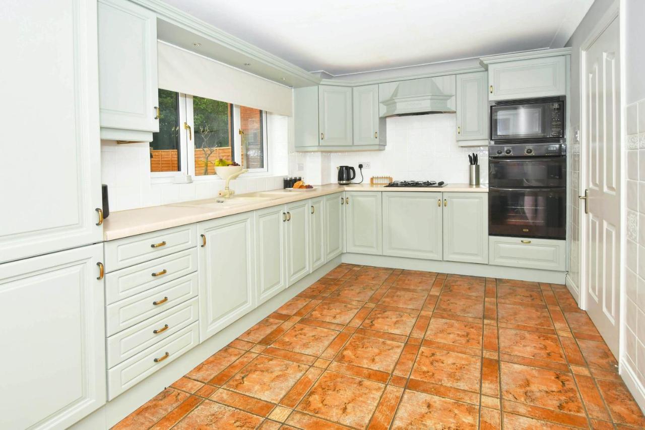 The Glade By Yourstays Huge Single Detached Holiday Home With Big Garden Newcastle-under-Lyme Extérieur photo