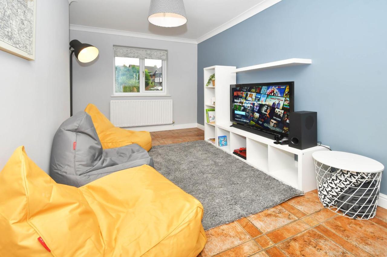 The Glade By Yourstays Huge Single Detached Holiday Home With Big Garden Newcastle-under-Lyme Extérieur photo