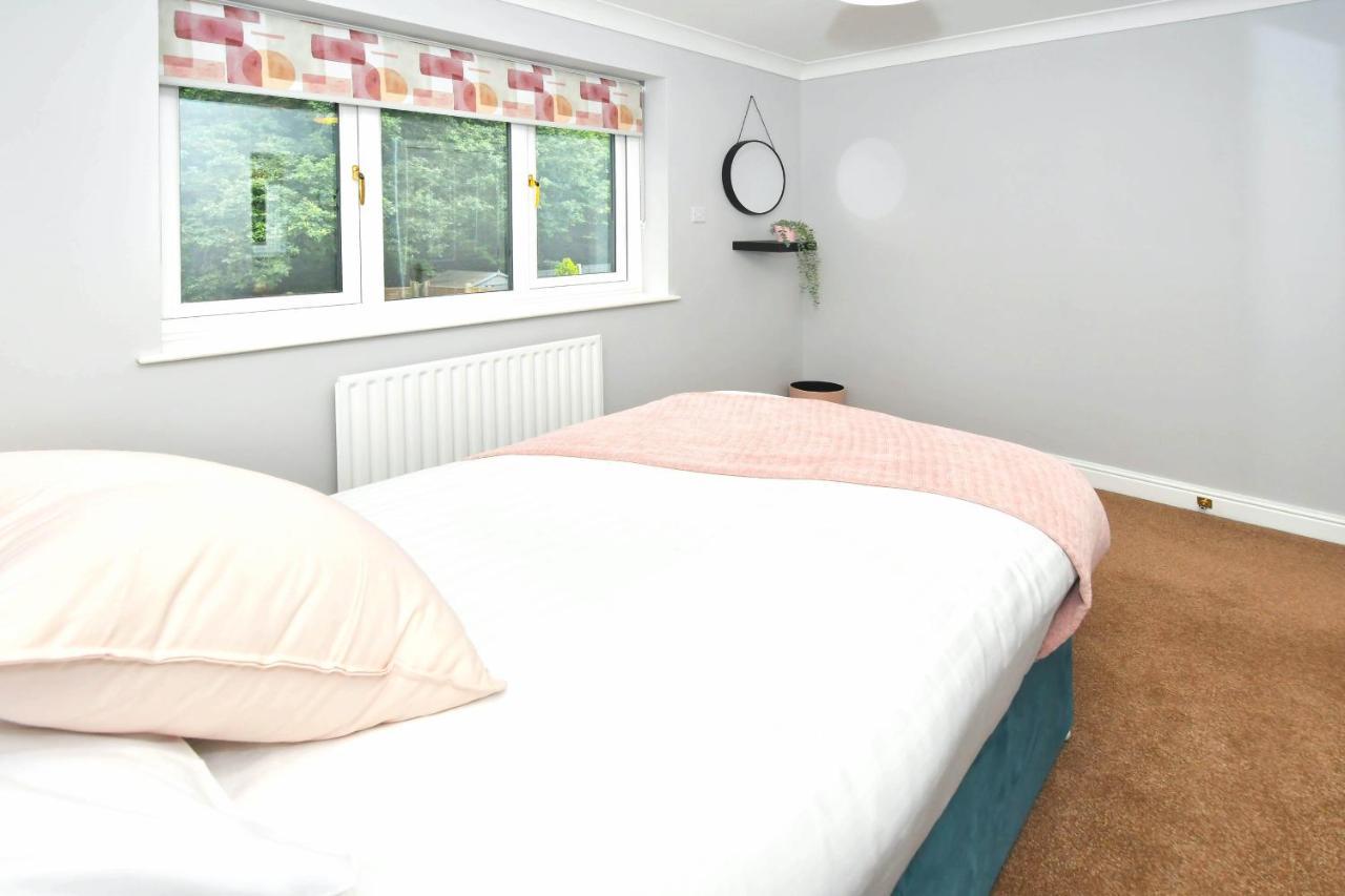 The Glade By Yourstays Huge Single Detached Holiday Home With Big Garden Newcastle-under-Lyme Extérieur photo